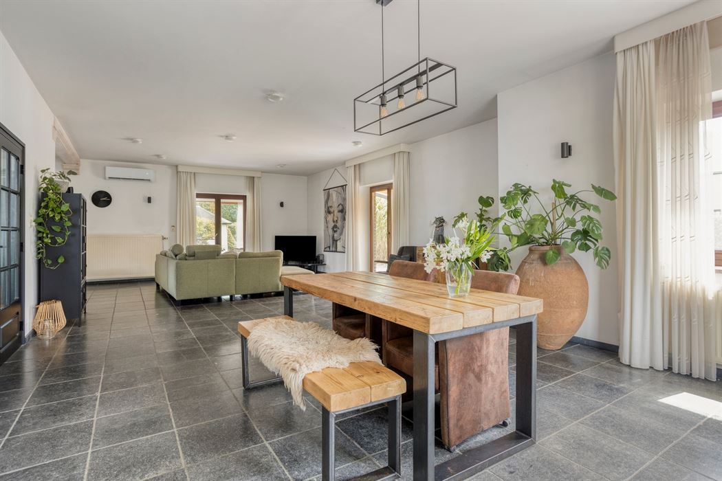 Ruime woning op een perceel van 20a!
