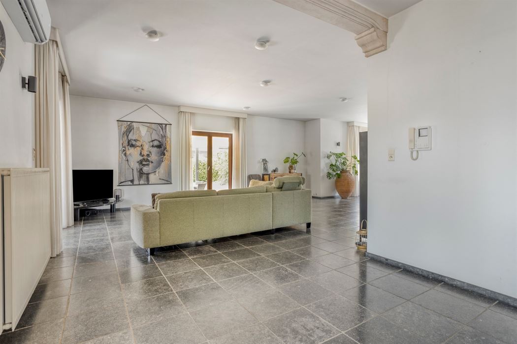 Ruime woning op een perceel van 20a!