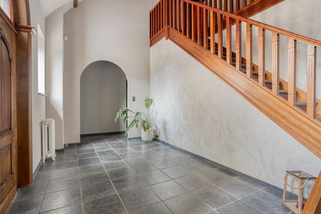 Ruime woning op een perceel van 20a!