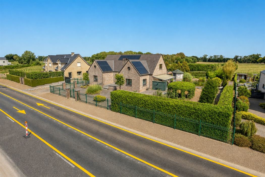 Ruime woning op een perceel van 20a!