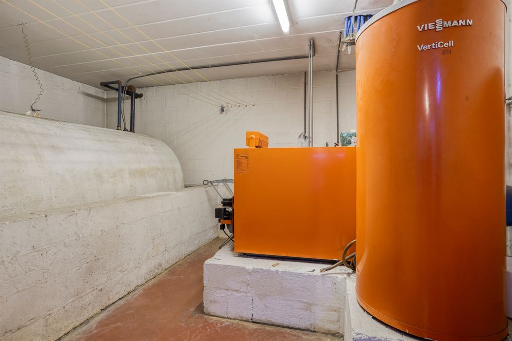 Ruime woning op een perceel van 20a!