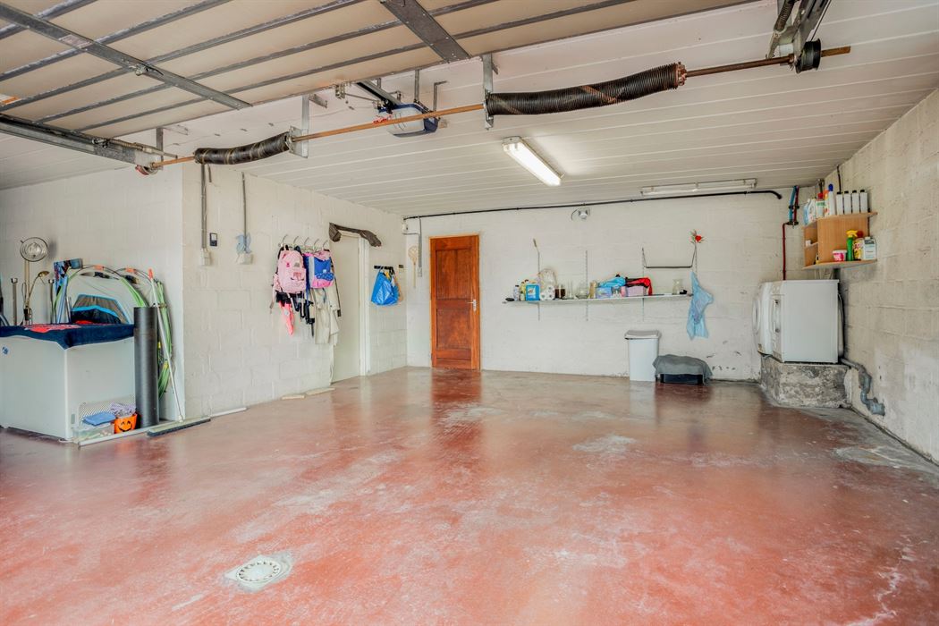 Ruime woning op een perceel van 20a!