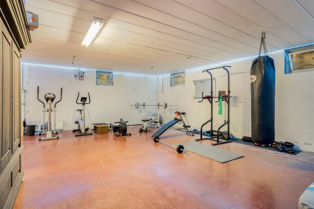 Ruime woning op een perceel van 20a!