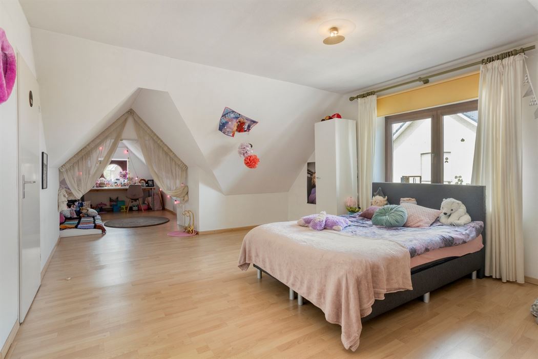 Ruime woning op een perceel van 20a!