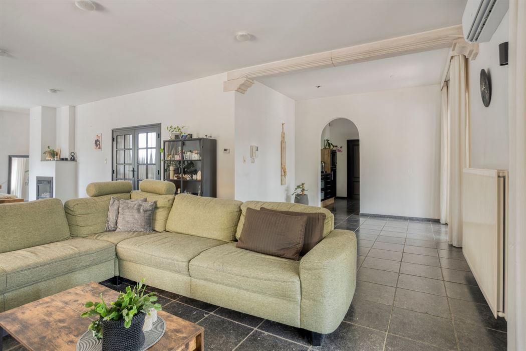 Ruime woning op een perceel van 20a!