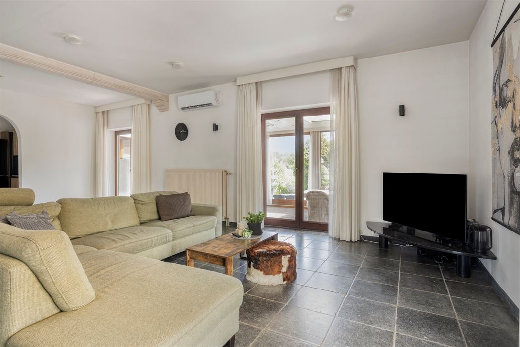 Ruime woning op een perceel van 20a!