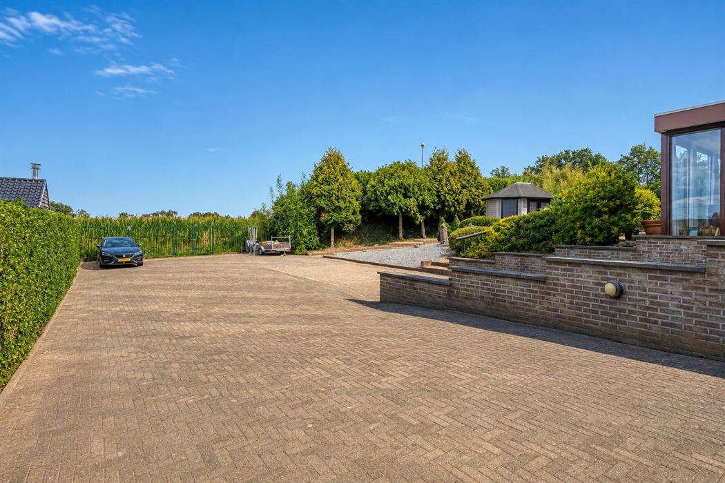 Ruime woning op een perceel van 20a!