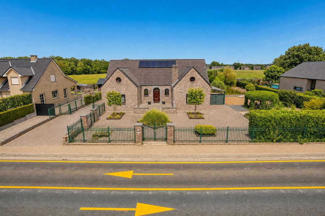 Ruime woning op een perceel van 20a!