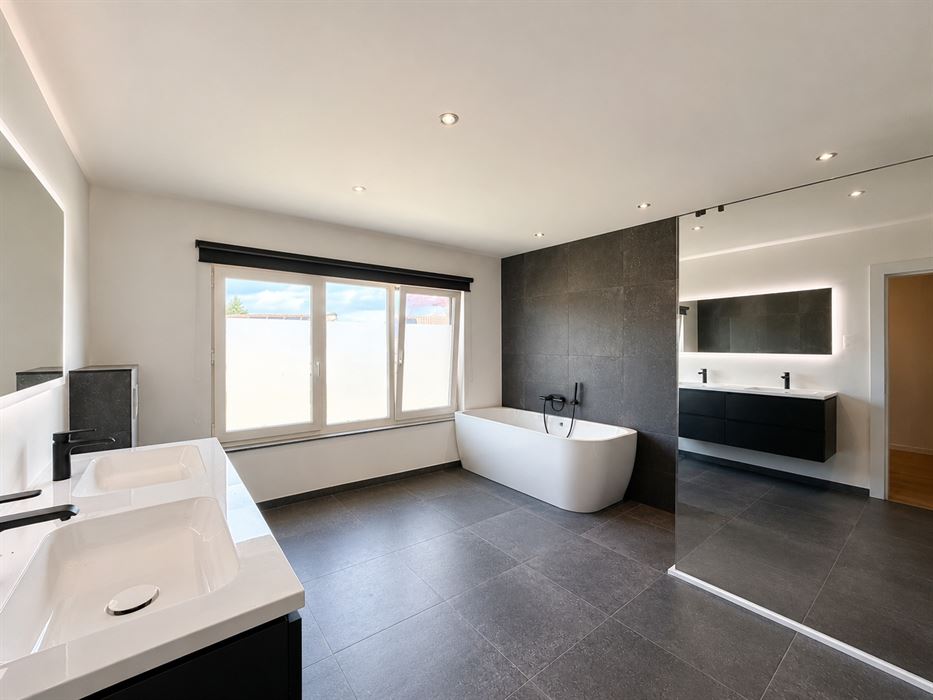 Instapklaar wonen met energiezuinig comfort, verrassend veel ruimte en een zonnige tuin.