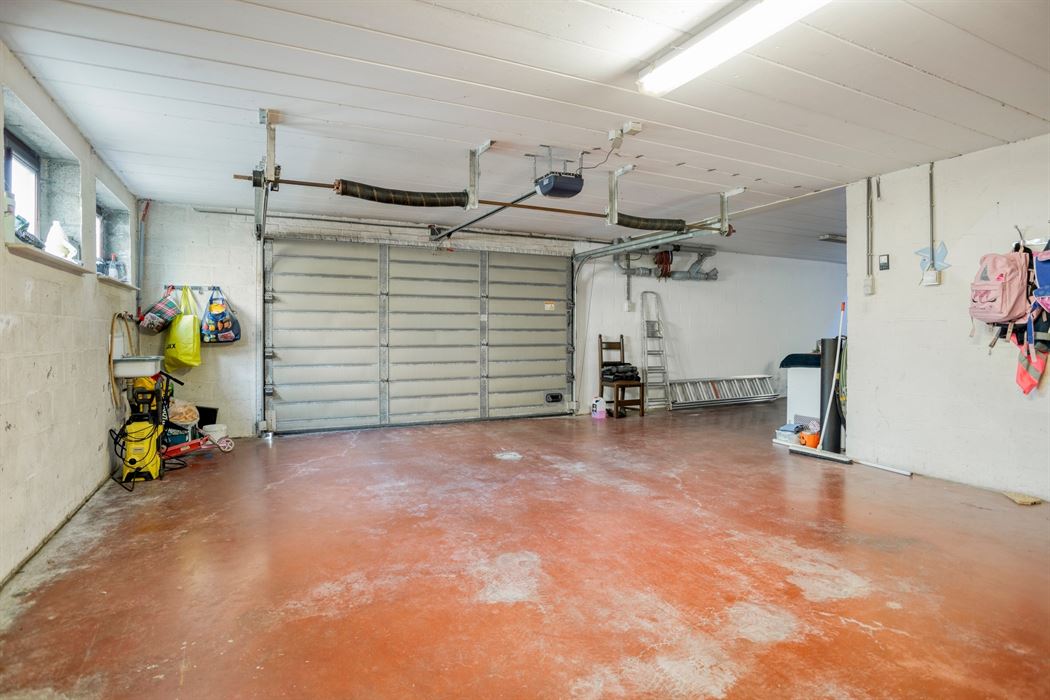 Ruime woning op een perceel van 20a!