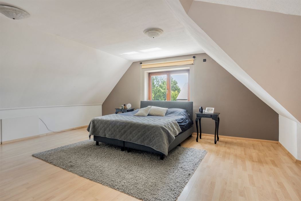 Ruime woning op een perceel van 20a!