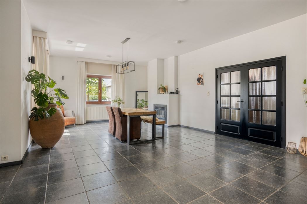 Ruime woning op een perceel van 20a!