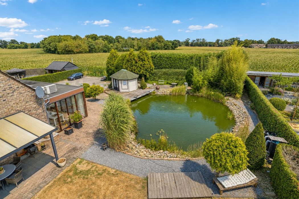 Ruime woning op een perceel van 20a!
