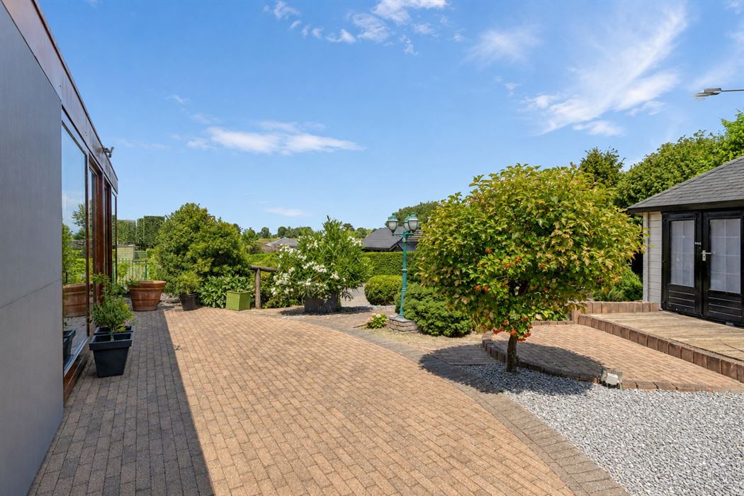 Ruime woning op een perceel van 20a!