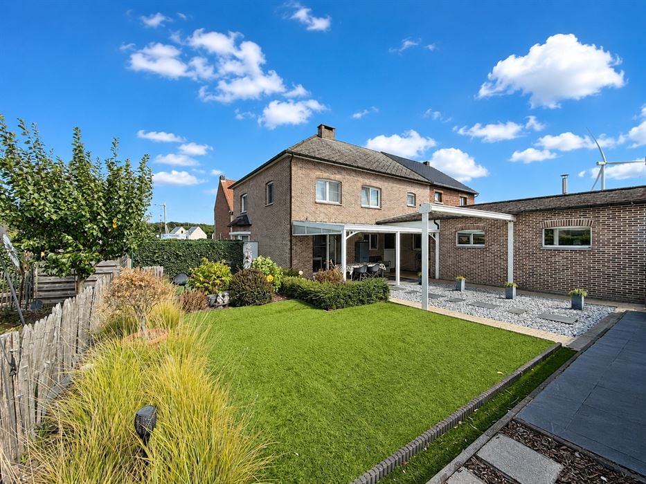 Verrassend ruime gezinswoning met 4 slaapkamers, kelder, zolder en een grote inpandige garage!