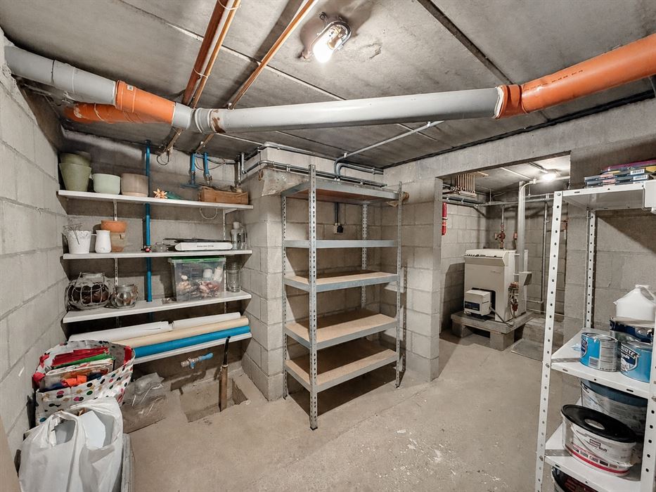 Verrassend ruime gezinswoning met 4 slaapkamers, kelder, zolder en een grote inpandige garage!
