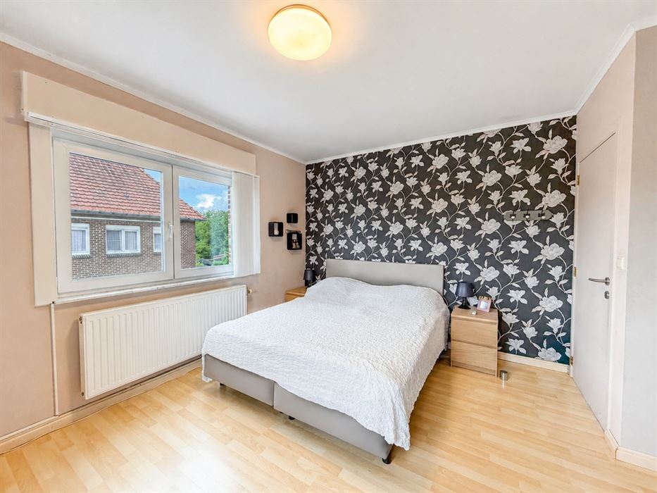 Verrassend ruime gezinswoning met 4 slaapkamers, kelder, zolder en een grote inpandige garage!