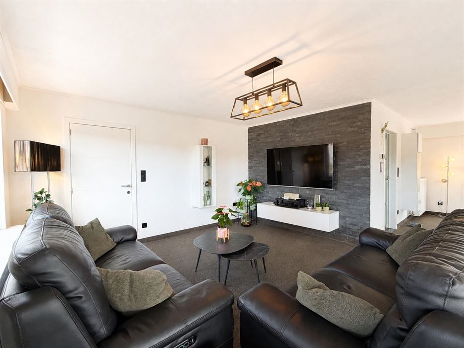 Verrassend ruime gezinswoning met 4 slaapkamers, kelder, zolder en een grote inpandige garage!