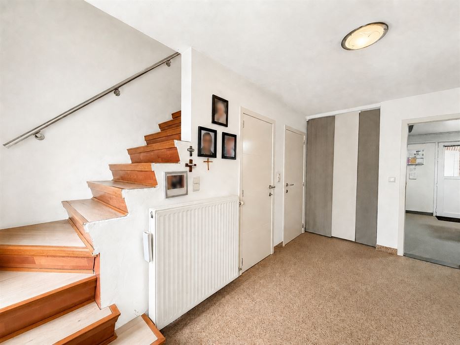 Verrassend ruime gezinswoning met 4 slaapkamers, kelder, zolder en een grote inpandige garage!