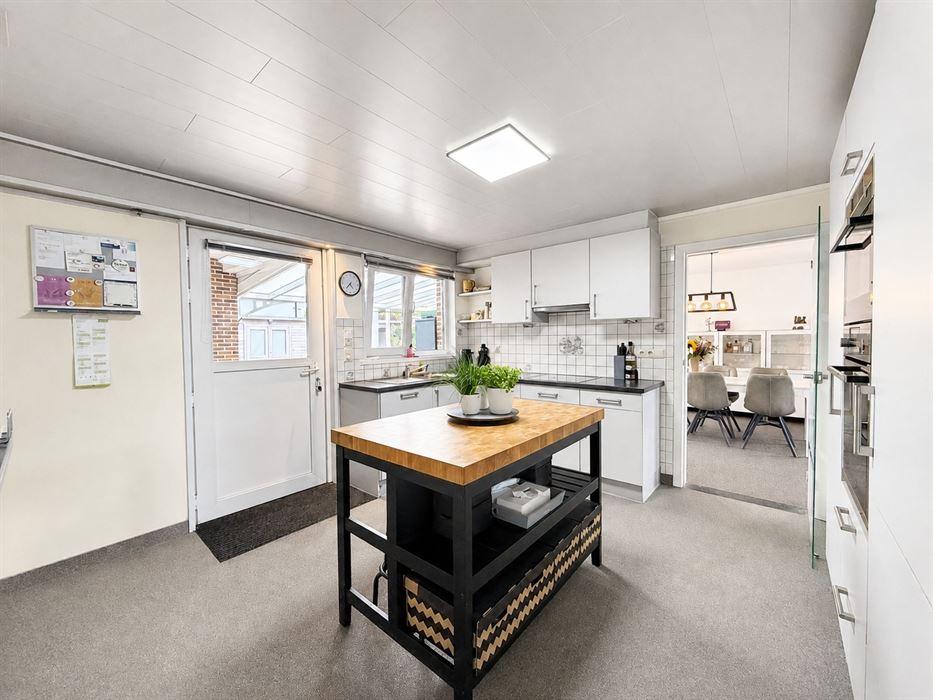Verrassend ruime gezinswoning met 4 slaapkamers, kelder, zolder en een grote inpandige garage!