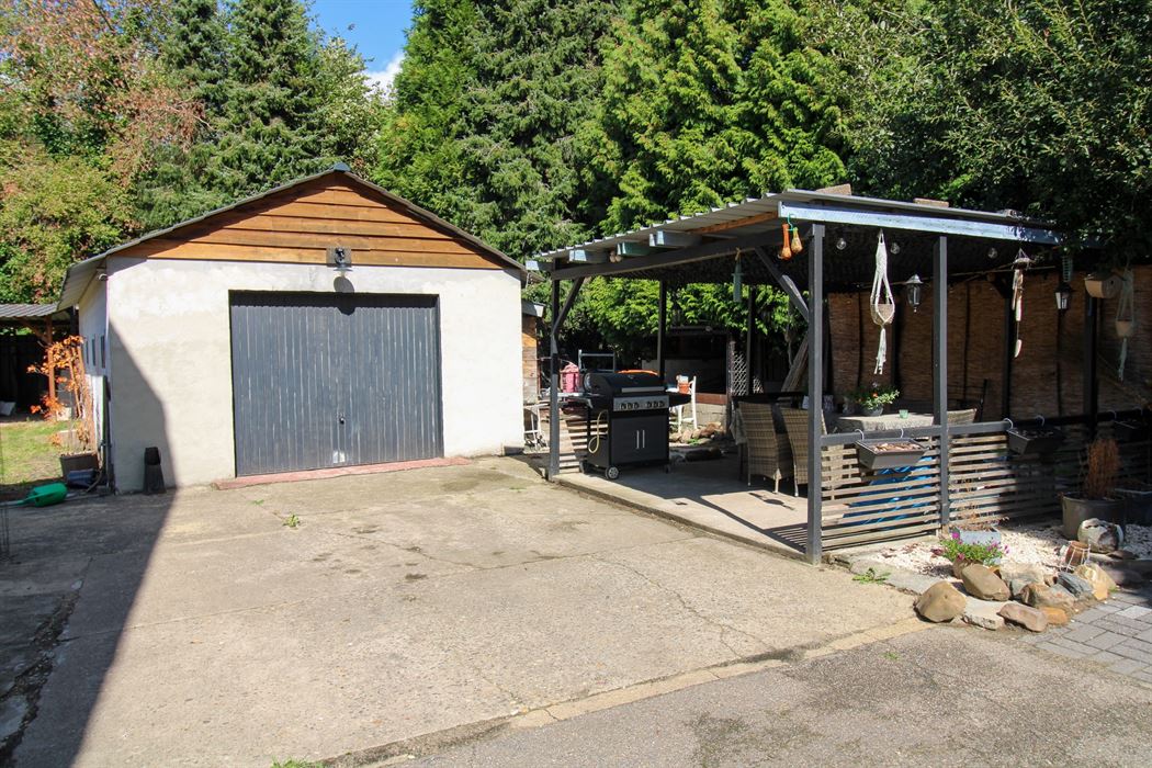 Ruime, verder af te werken gezinswoning met vier slaapkamers, EPC-label C, vrijstaande garage en een perceel van 562 m² in een rustige, doodlopende straat in Maasmechelen!