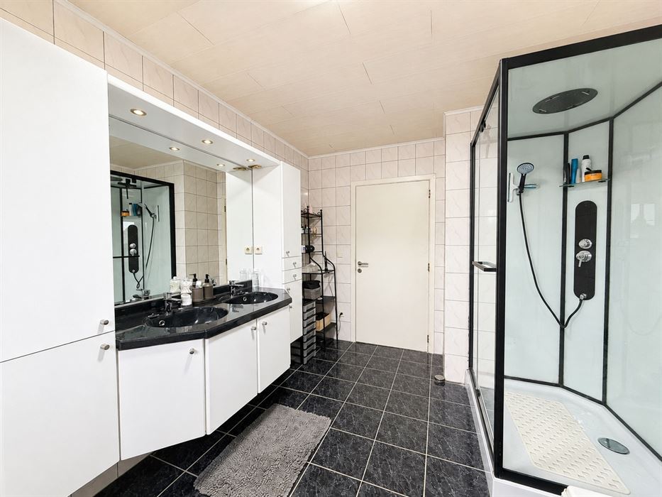 Verrassend ruime gezinswoning met 4 slaapkamers, kelder, zolder en een grote inpandige garage!
