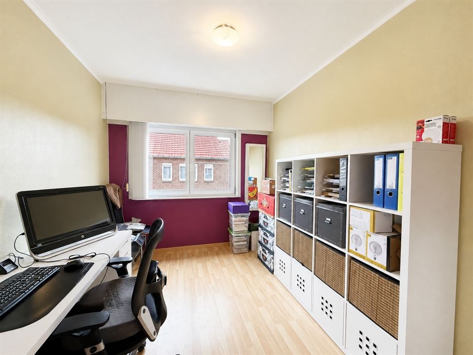 Verrassend ruime gezinswoning met 4 slaapkamers, kelder, zolder en een grote inpandige garage!