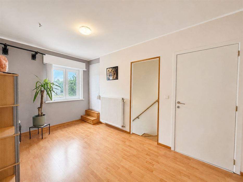 Verrassend ruime gezinswoning met 4 slaapkamers, kelder, zolder en een grote inpandige garage!