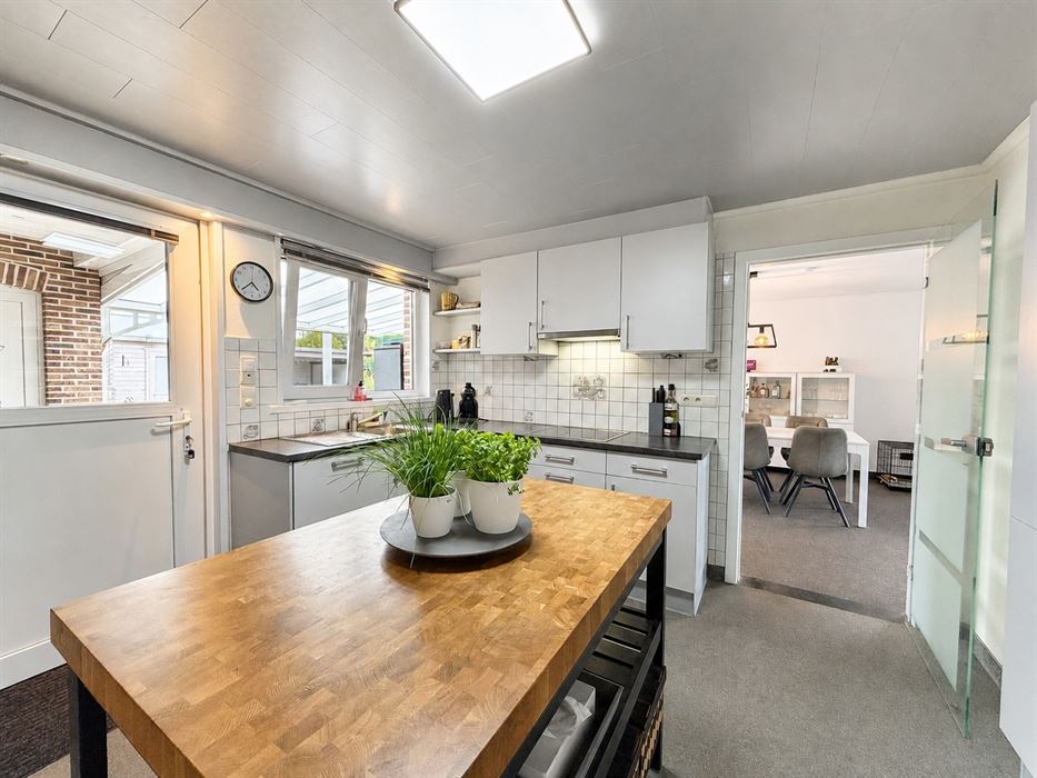 Verrassend ruime gezinswoning met 4 slaapkamers, kelder, zolder en een grote inpandige garage!