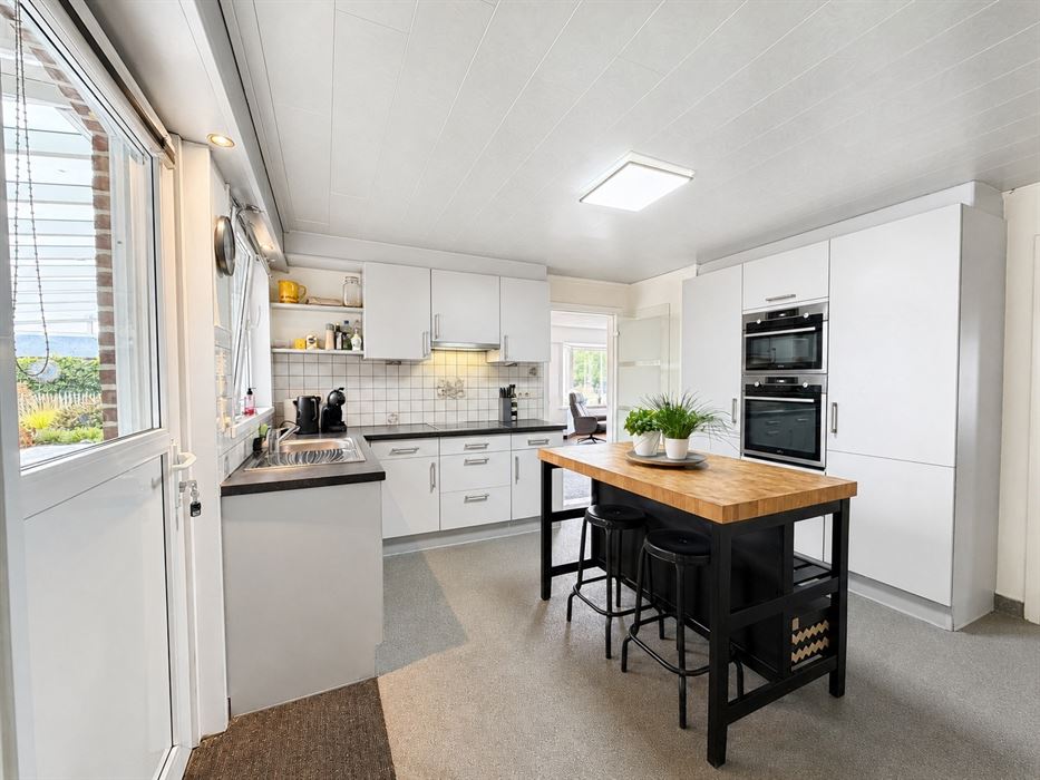 Verrassend ruime gezinswoning met 4 slaapkamers, kelder, zolder en een grote inpandige garage!