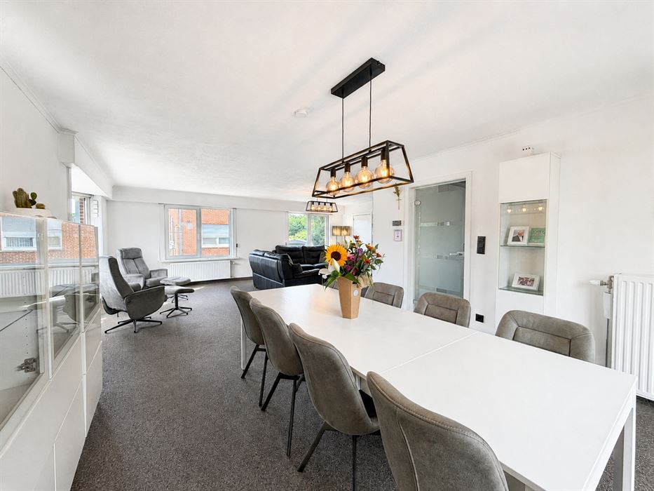Verrassend ruime gezinswoning met 4 slaapkamers, kelder, zolder en een grote inpandige garage!