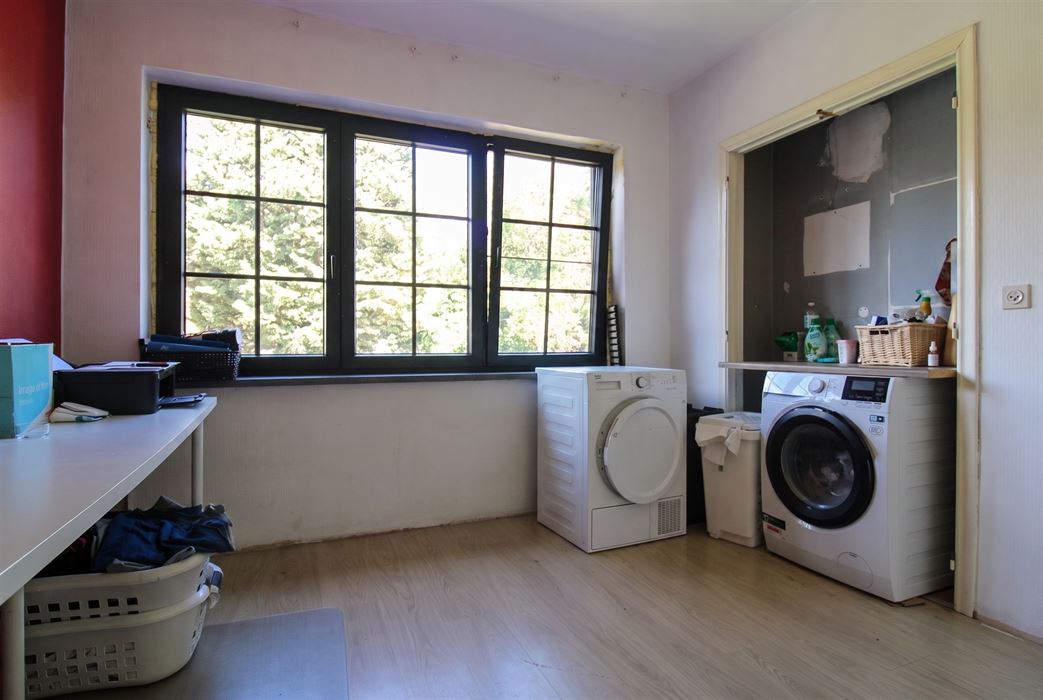 Ruime, verder af te werken gezinswoning met vier slaapkamers, EPC-label C, vrijstaande garage en een perceel van 562 m² in een rustige, doodlopende straat in Maasmechelen!