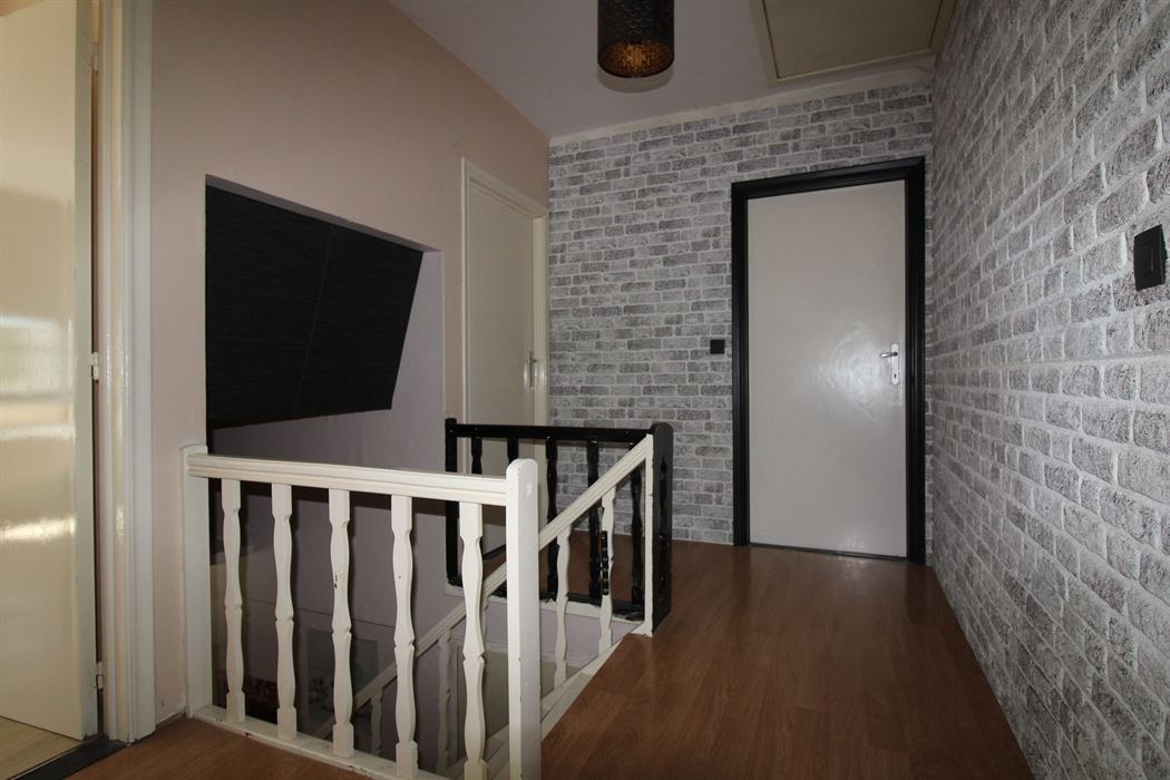 Ruime, verder af te werken gezinswoning met vier slaapkamers, EPC-label C, vrijstaande garage en een perceel van 562 m² in een rustige, doodlopende straat in Maasmechelen!