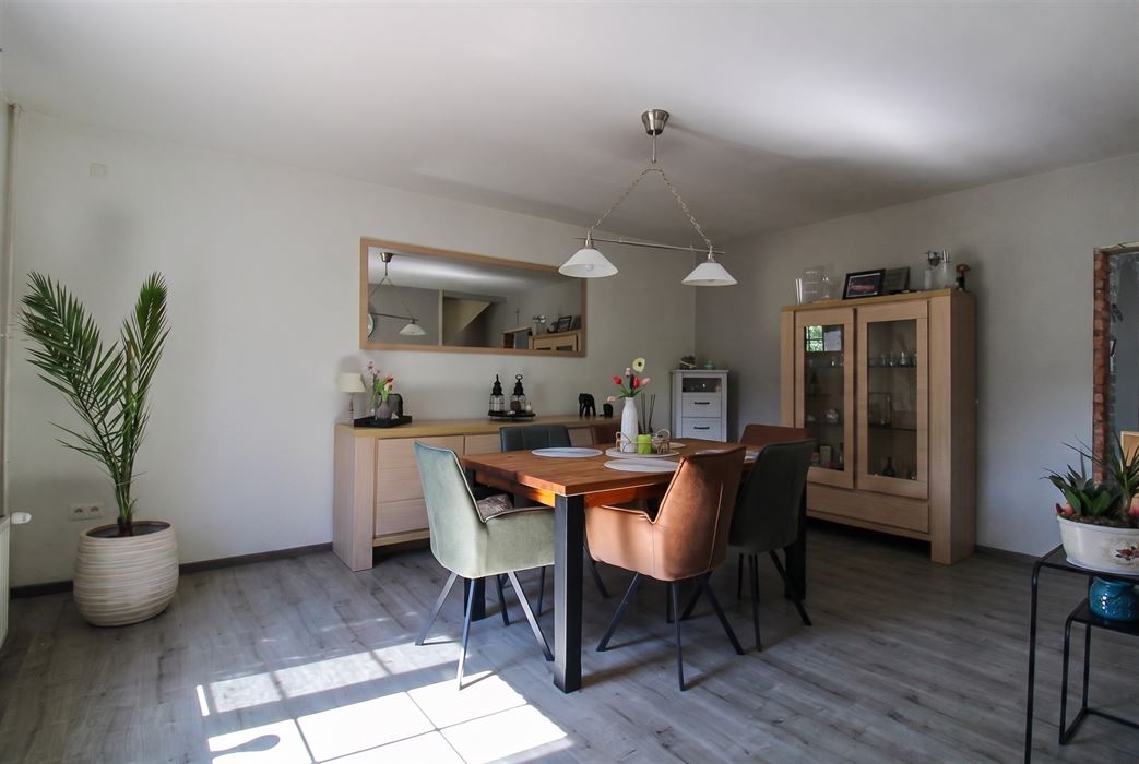 Ruime, verder af te werken gezinswoning met vier slaapkamers, EPC-label C, vrijstaande garage en een perceel van 562 m² in een rustige, doodlopende straat in Maasmechelen!