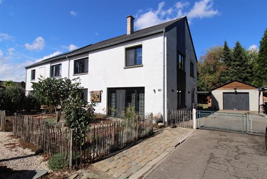 Ruime, verder af te werken gezinswoning met vier slaapkamers, EPC-label C, vrijstaande garage en een perceel van 562 m² in een rustige, doodlopende straat in Maasmechelen!