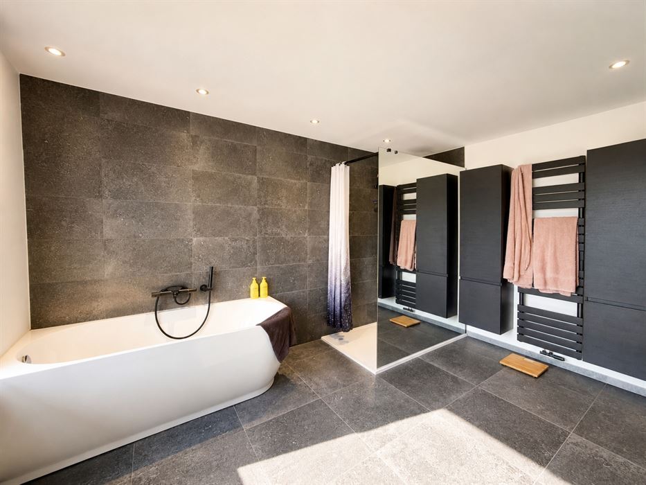 Instapklaar wonen met energiezuinig comfort, verrassend veel ruimte en een zonnige tuin.
