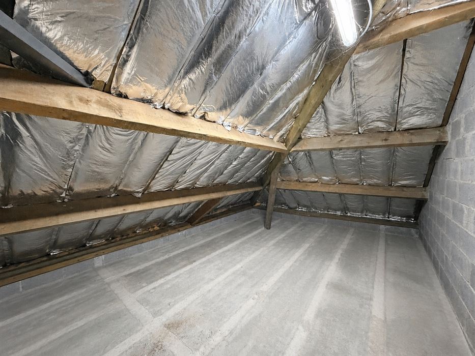 Verrassend ruime gezinswoning met 4 slaapkamers, kelder, zolder en een grote inpandige garage!