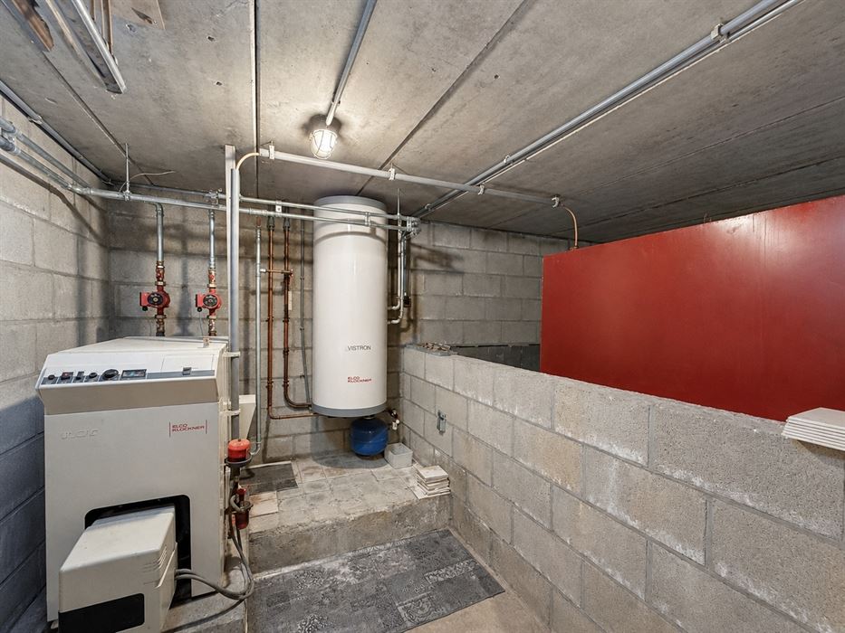 Verrassend ruime gezinswoning met 4 slaapkamers, kelder, zolder en een grote inpandige garage!