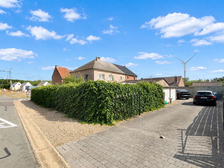 Verrassend ruime gezinswoning met 4 slaapkamers, kelder, zolder en een grote inpandige garage!