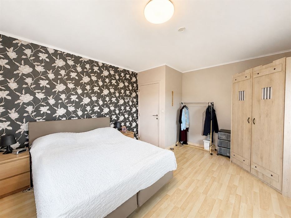 Verrassend ruime gezinswoning met 4 slaapkamers, kelder, zolder en een grote inpandige garage!