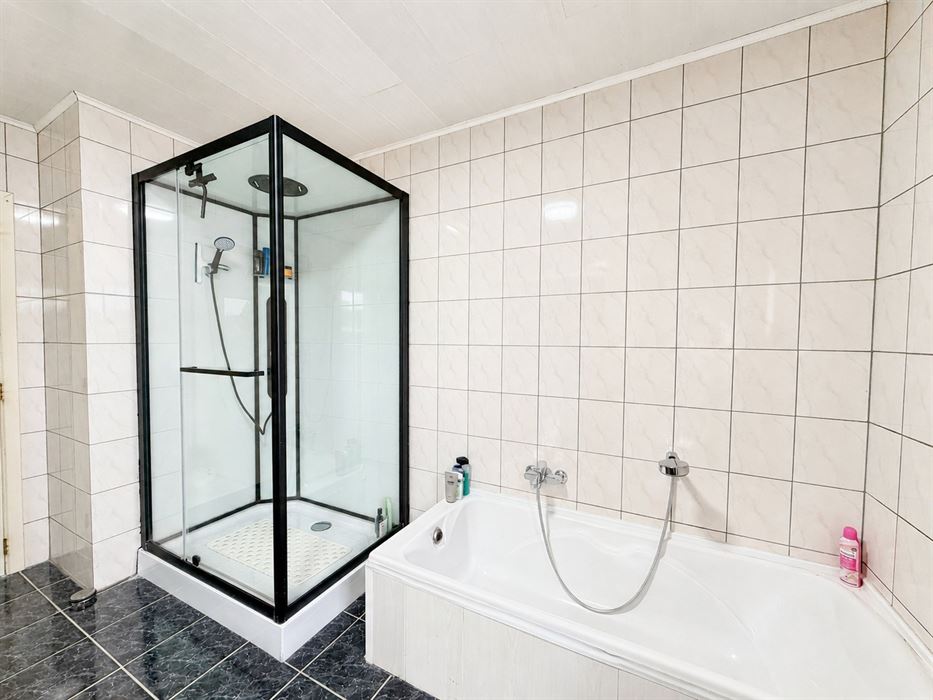 Verrassend ruime gezinswoning met 4 slaapkamers, kelder, zolder en een grote inpandige garage!