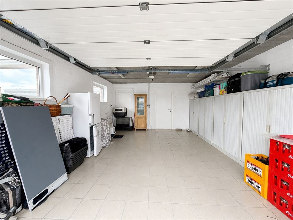 Verrassend ruime gezinswoning met 4 slaapkamers, kelder, zolder en een grote inpandige garage!