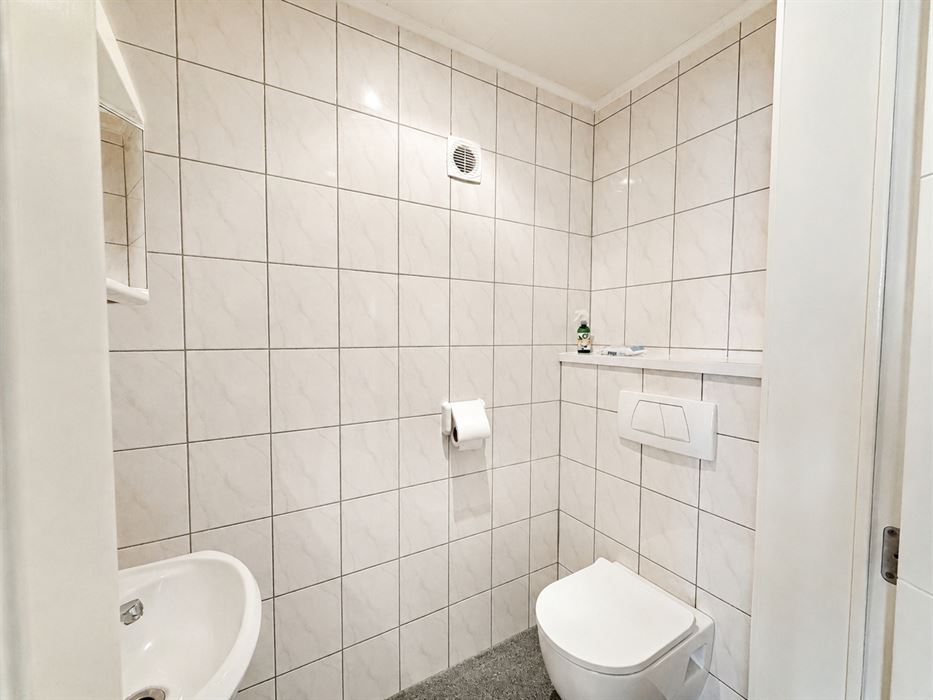 Verrassend ruime gezinswoning met 4 slaapkamers, kelder, zolder en een grote inpandige garage!