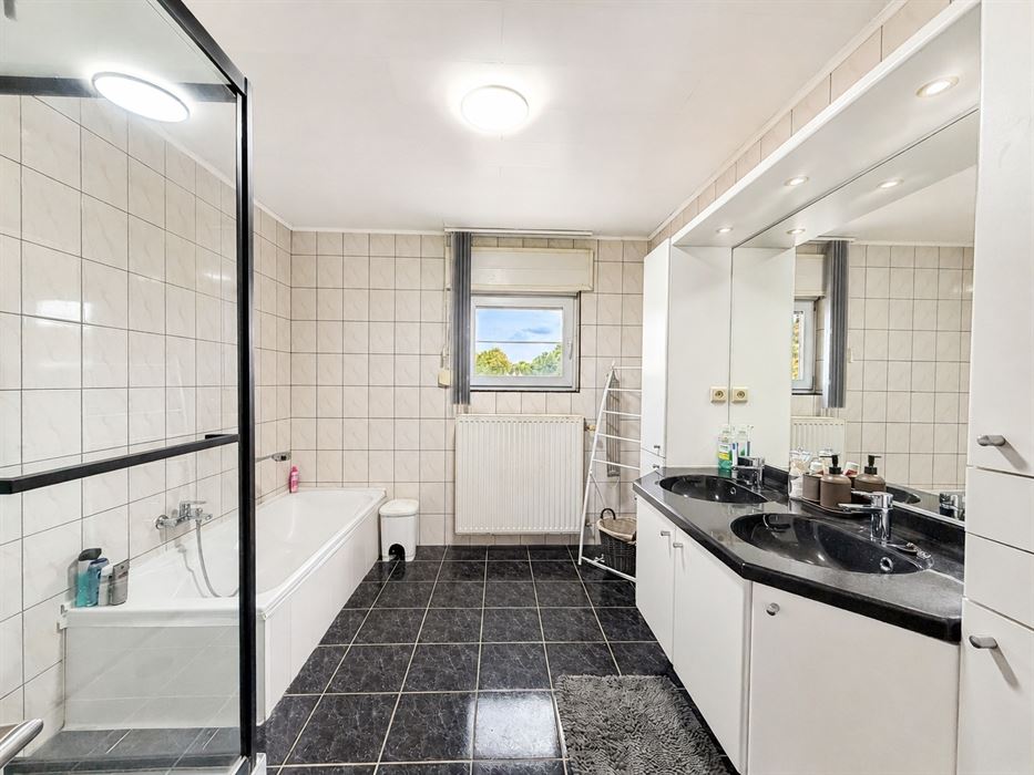 Verrassend ruime gezinswoning met 4 slaapkamers, kelder, zolder en een grote inpandige garage!