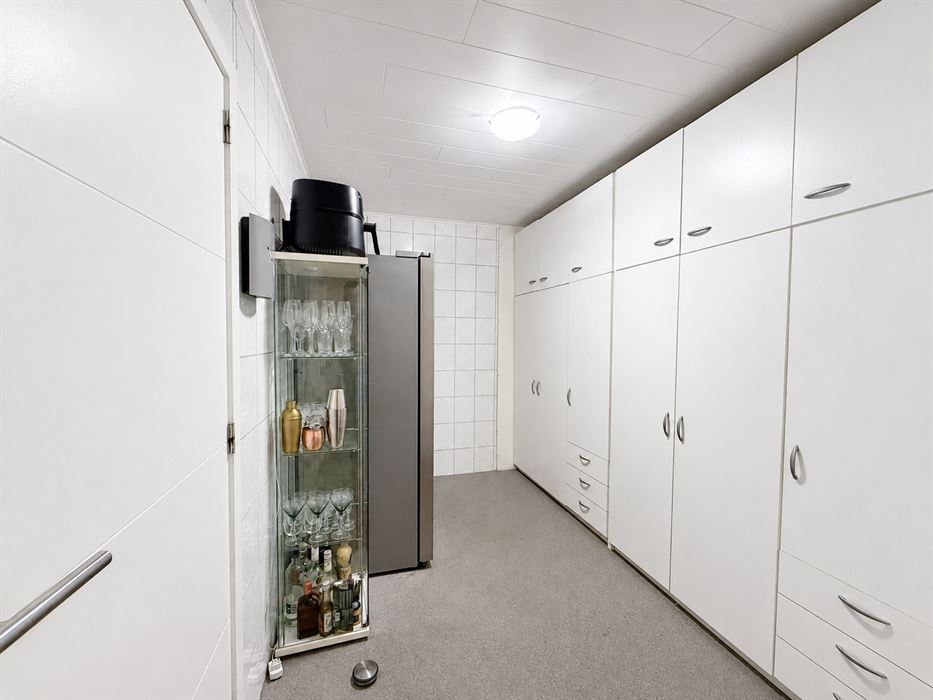 Verrassend ruime gezinswoning met 4 slaapkamers, kelder, zolder en een grote inpandige garage!