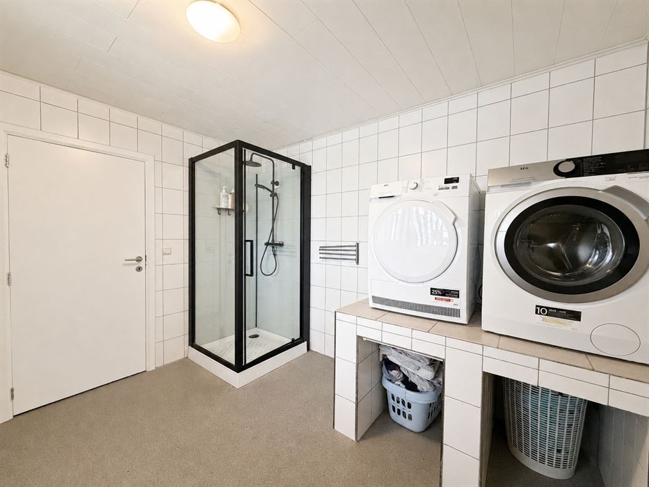 Verrassend ruime gezinswoning met 4 slaapkamers, kelder, zolder en een grote inpandige garage!