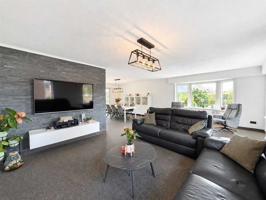 Verrassend ruime gezinswoning met 4 slaapkamers, kelder, zolder en een grote inpandige garage!