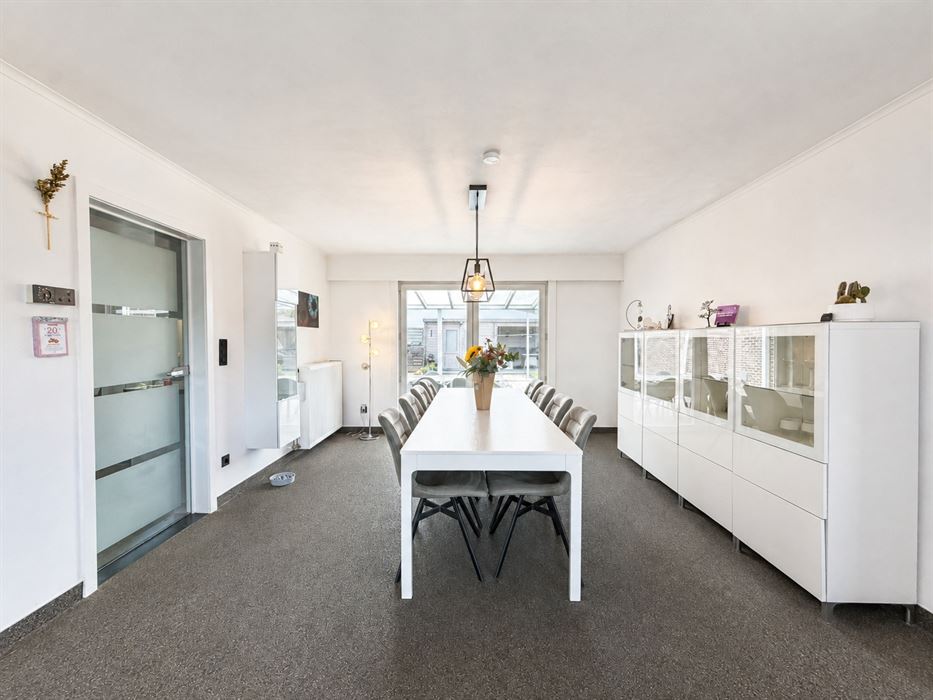 Verrassend ruime gezinswoning met 4 slaapkamers, kelder, zolder en een grote inpandige garage!