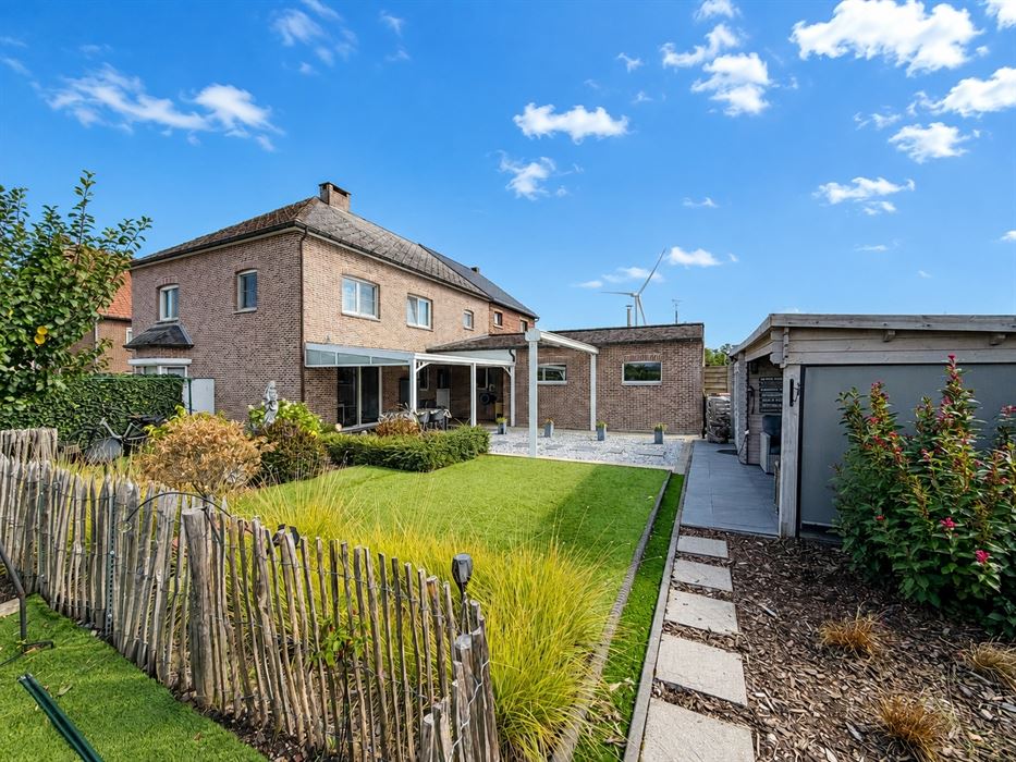 Verrassend ruime gezinswoning met 4 slaapkamers, kelder, zolder en een grote inpandige garage!