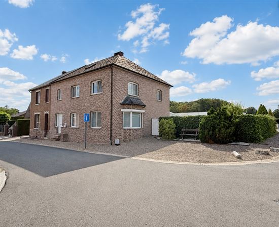 Verrassend ruime gezinswoning met 4 slaapkamers, kelder, zolder en een grote inpandige garage!